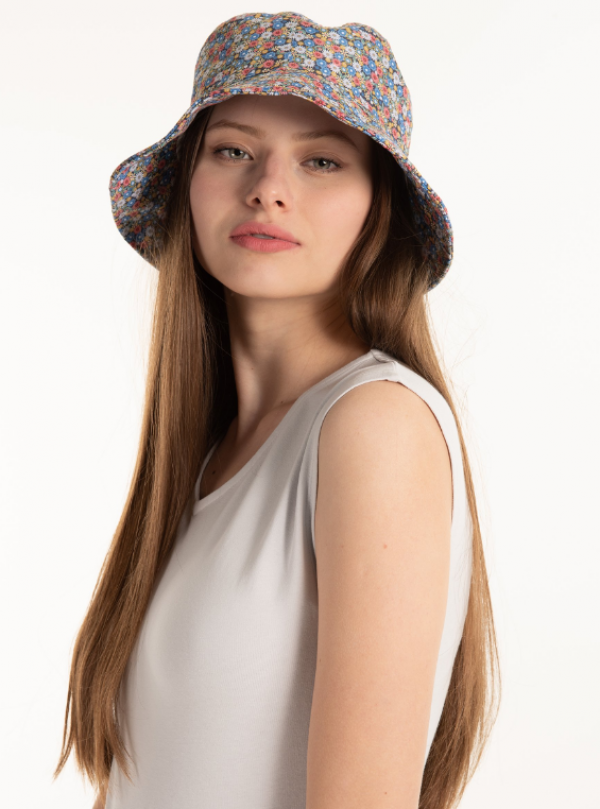 Topi bucket dengan motif floral